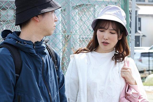 町内会キャンプで夫婦が中年オヤジ3人に囲まれ♡人妻が男たちの餌食になって快楽に堕ちていく♡