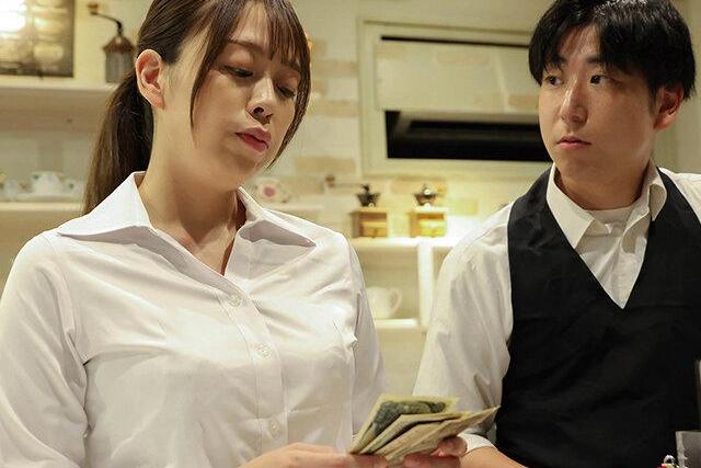 夫婦で経営するカフェに甥っ子を雇ったらレジのお金が合わなくなって…妻が甥っ子を怪しむ中怪しい関係が深まっていく！