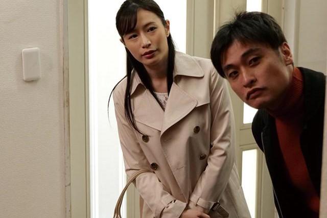夫の実家に帰省したら義母が外出して義父と二人きりに♡突然の雨でびしょ濡れの妻が欲情の視線に翻弄される！