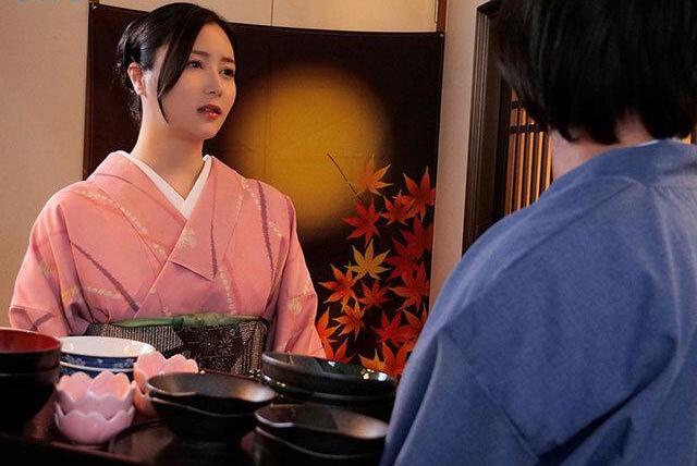 旅館の若妻女将がオヤジ客の宴で下品に弄ばれる…欲求不満の体が快楽に負け毎夜濃厚接待に溺れていく背徳の日々！