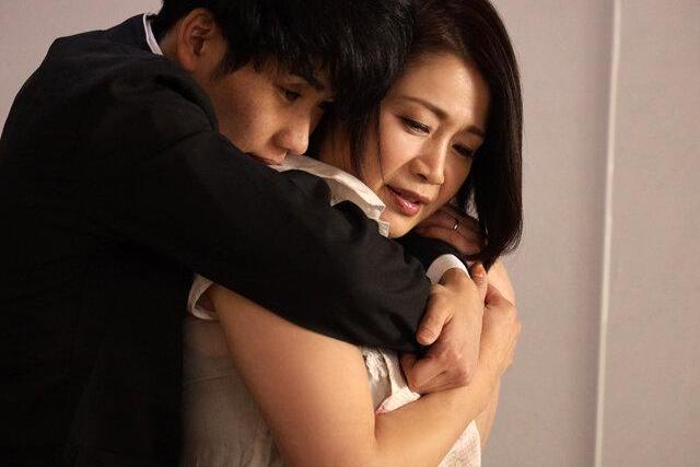 母親だけに愛情を注がれて育った息子が女性としての母を意識し始め♡10年抑えた想いを爆発させて独り立ち後に結ばれるための大胆行動を起こす！
