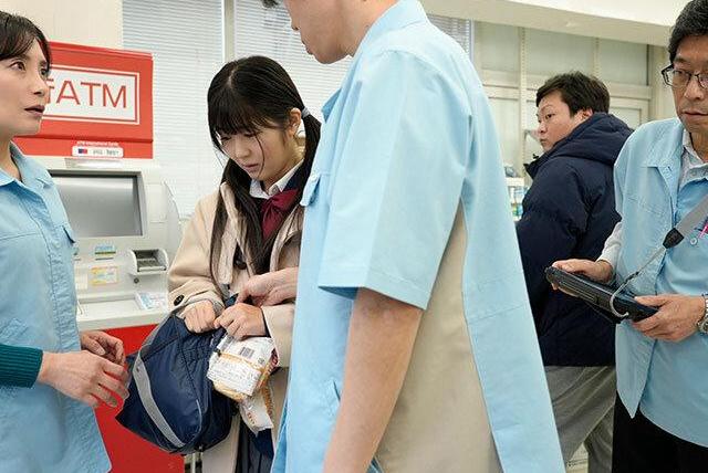 娘の万引きを見逃す代わりに店長が母に対価を求め、関係が逆転する。頭を下げ続けた立場が変わり力が移り変わっていく！