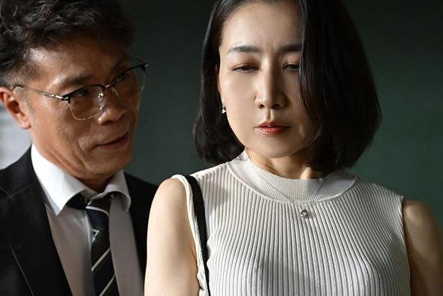 夫と死別して息子と二人で暮らす母が担任教師との三者面談で突然問題を告げられる…。進路相談の後に教室で一人残され予期せぬ展開へ♡