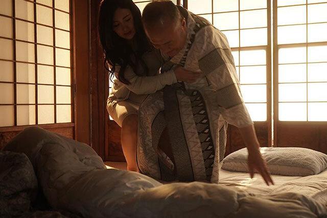 実家帰省で祖父の部屋から聞こえる声に近づくと♡母が祖父に乳を貪られ喘ぐ淫らな姿を目撃してしまう…！