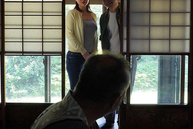 実家に帰った青年が祖父の部屋から漏れる妙な声に障子を開けると♡祖父に乳房をしゃぶられ嬉しそうに悶える母さんの姿を目撃する背徳の家族の秘密！