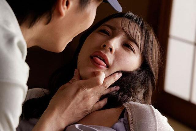 幸せ妻の昼下がり配達レ●プ脅迫地獄♡夫帰宅知りながらところかまわずセックス強要のいいなり生活！