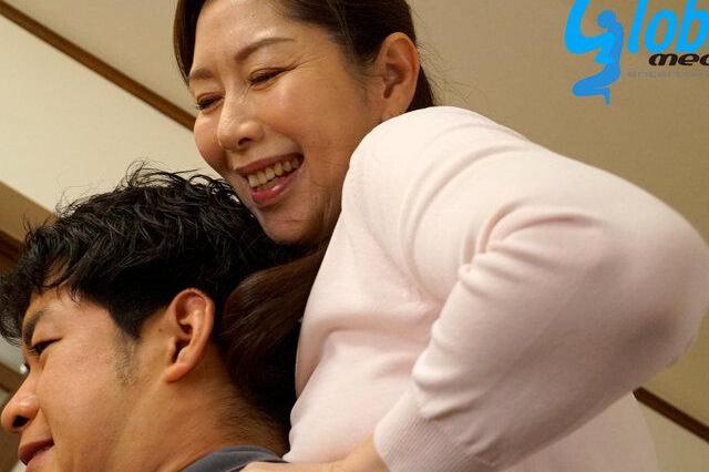 性欲底なし専業主婦が隣の大学生に狙いを定めて♡夫の留守中にタッパー返却から濃厚不倫セックスが始まる！
