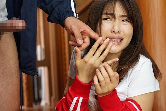 修学旅行で部屋不足になり女教師と相部屋になった生徒…。只ならぬ恋愛感情を抱く彼が先生の優しさに抑えきれなくなる！