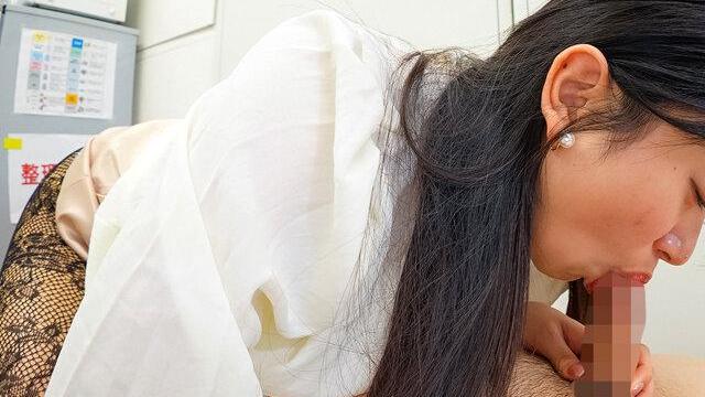 黒髪美少女OLが中年上司の執拗クンニで絶頂堕ち♡残業セクハラで火照った体が上司チ●ポの挿入を拒めない密着映像！