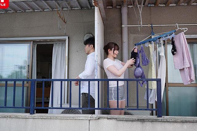 ベランダに落ちていた隣人の下着を勇気を出して返しに行くと…無防備なLカップお姉さんの誘いに乗ってむちゃくちゃにセックスした風の強い一日♡