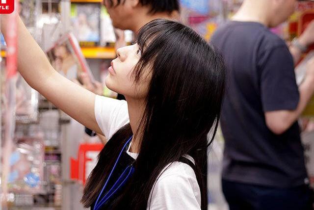初めてR18コーナーに足を踏み入れ心拍数を上げながらAVを隠して会計へ。可愛らしい店員が目を見て微笑み恥ずかしさが爆発する♡