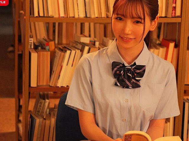 毎朝同じ車両の可愛い制服少女に我慢できず痴漢開始♡抵抗しない彼女にめちゃくちゃ触りまくる背徳電車プレイ！