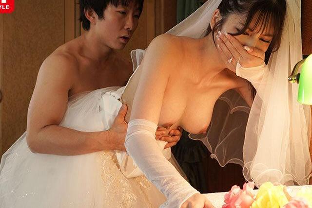 結婚式目前の花嫁が大学時代のヤリ捨て先輩プランナーに再び犯され…新郎すぐそばで愛液びしょ濡れの禁断浮気セックス♡