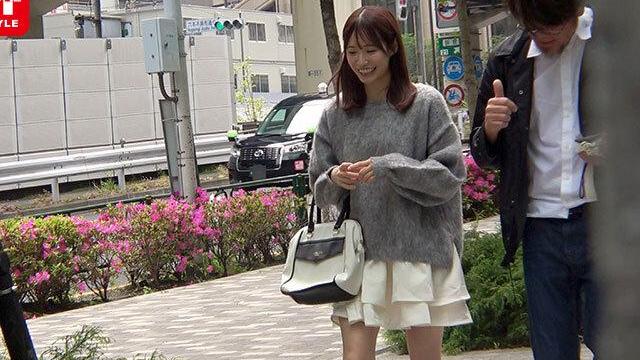 仕事の合間に突然挿入され声を我慢しながら立場が大きく揺らぐ。隙間時間を狙ったゲリラで関係が即ズボにハマっていく♡