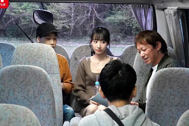売れたかった少女がロケバスの中で大御所タレントの剥き出しの欲望にパンツの中に侵入した指先がすべてを狂わせ…恐怖に震え快感に耐えながら声が喘ぎに変わり静かに壊れていく芸能界の密室♡