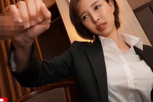 地方出張のホテルで上司に童貞だとバレ、からかうように誘惑されて理性が吹き飛ぶ。彼女を押し倒し腰を振り続けるうちに、上司が感じまくる声に導かれ、童貞チ●ポで何度もイカせてしまう…！