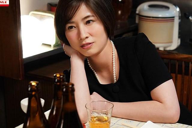 恩師の葬儀で元彼と再会した喪服姿の人妻が通夜の席で酒を飲まされ抵抗できず犯●れる！涙のNTRドラマが始まる♡
