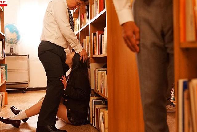 図書室で本をなくした罪で大人たちに犯される彼女は、声を押し殺して耐える。恐怖と快感が混ざり、薄汚れたチンポに体が反応していく♡