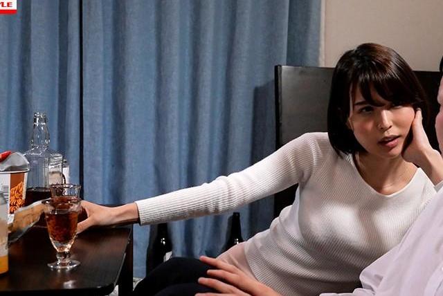 ブラック企業で負のスパイラルに陥ったコミュ症の童貞が泥●した隣の美人妻に悩みを聞いてもらい♡童貞がバレて跨がれ童貞を奪われる背徳の隣人関係！
