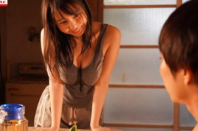 田舎の夏休みに隣家の若妻の淫らな営みを見て興奮♡汗ばむ胸に釘付けの少年を優しく誘惑して夢中で求め合う寝取られドラマ！