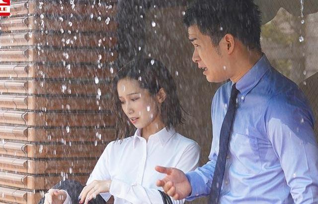 ゲリラ豪雨のホテル雨宿り♡透けブラパンチラ誘惑に背後抱き着き、人妻上司のオンナ顔！