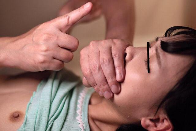 声我慢必至の状況で無理矢理ねじ込まれ喘ぎ声出ちゃう少女♡未熟ボディをヤリたい放題貪り興奮加速の禁断プレイ！